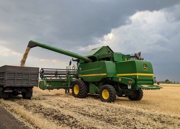 Хозяйства области завершают сбор урожая ранних зерновых и зернобобовых культур Хозяйства области завершают сбор урожая ранних зерновых и зернобобовых культур