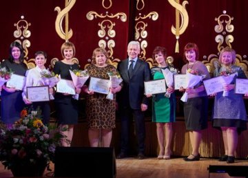 Игорь Терехов поздравил женщин Немышлянского района с Международным женским днем