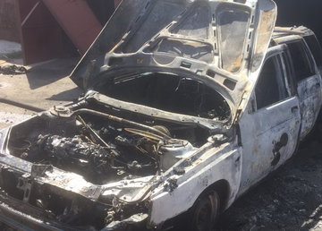 Индустриальный район: пожарные потушили пожар легковушки Индустриальный район: пожарные потушили пожар легковушки