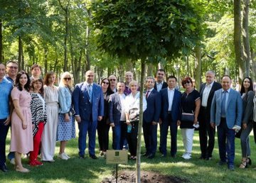 Иностранные дипломаты посадили дерево дружбы в парке имени Горького Иностранные дипломаты посадили дерево дружбы в парке имени Горького