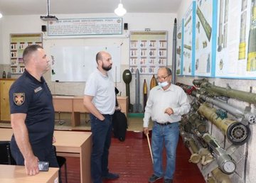Иван Сокол посетил Центр гуманитарного разминирования и быстрого реагирования ГСЧС Украины Иван Сокол посетил Центр гуманитарного разминирования и быстрого реагирования ГСЧС Украины