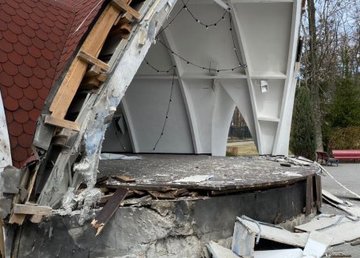 Из-за обстрела парка Горького пострадал озеленитель и повреждены аттракционы Из-за обстрела парка Горького пострадал озеленитель и повреждены аттракционы