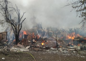 Изюмский район: спасатели потушили крупный пожар, охвативший сразу три домовладения Изюмский район: спасатели потушили крупный пожар, охвативший сразу три домовладения