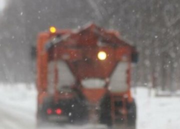 Коммунальные службы борются с гололедом круглосуточно 