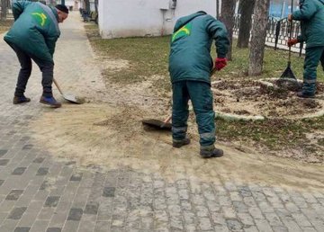 Коммунальные службы продолжают следить за чистотой парков и скверов Коммунальные службы продолжают следить за чистотой парков и скверов