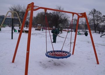 Коммунальные службы убирают снег на детских площадках Коммунальные службы убирают снег на детских площадках