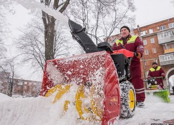 Коммунальные службы устраняют последствия стихии на внутриквартальных дорогах 