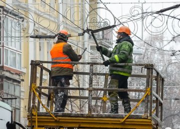 Коммунальщики оперативно устраняют обледенение контактной сети Коммунальщики оперативно устраняют обледенение контактной сети