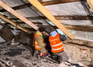 Коммунальщики ремонтируют поврежденную крышу дома на улице Бакулина