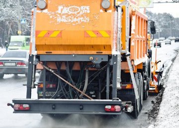 Коммунальщики убирают на дорогах Харькова