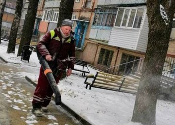 Коммунальщики устраняют последствия непогоды в Харькове Коммунальщики устраняют последствия непогоды в Харькове