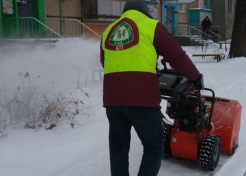 Коммунальщики устраняют последствия непогоды