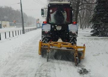 Коммунальщики устраняют последствия снегопада