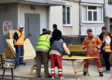 Коммунальщики устраняют последствия вражеского обстрела