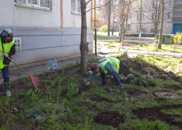 Коммунальщики высаживают цветы и убирают город