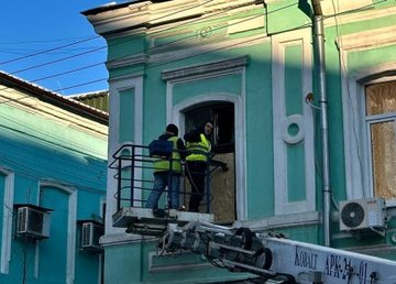 Коммунальщики закрывают выбитые окна и ремонтируют крыши