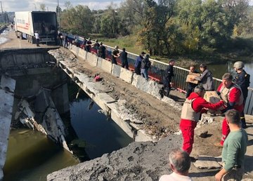 Куп’янчанам передали гуманітарну допомогу через зруйнований міст