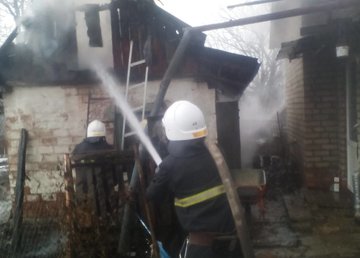 Купянский район: на территории частного домовладения случился пожар из-за неправильной эксплуатации печи