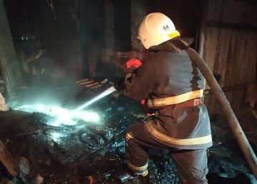 Купянский район: оперативно ликвидирован пожар на частном дворе