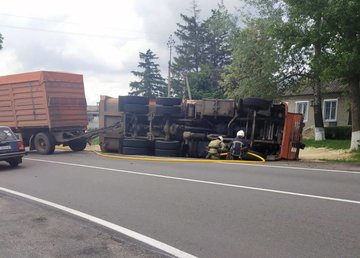 Купянский район: спасатели смыли с проезжей части разлитое в следствие ДТП топливо