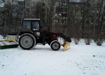 КВБО помогает убирать снег и лед на улицах Харькова 