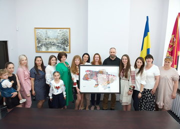 Майстрині Харківщини вишили карту України до Дня Незалежності Майстрині Харківщини вишили карту України до Дня Незалежності