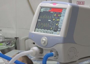 Медики оказывают помощь пострадавшим после вражеских обстрелов Харькова Медики оказывают помощь пострадавшим после вражеских обстрелов Харькова