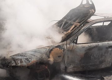 Московский район: спасатели ликвидировали пожар в легковушке на территории гаражного кооператива