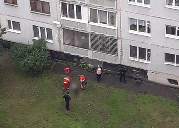 Мужчина выпрыгнул из окна многоэтажки