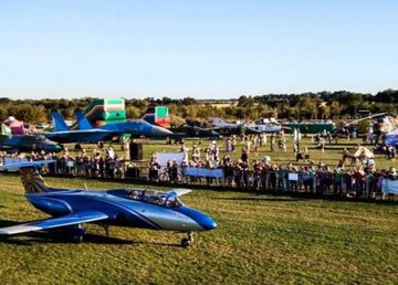 На аэродроме «Коротич» проходит авиационный фестиваль 