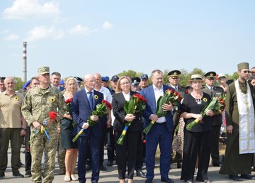 На Аллее Славы 18-го кладбища в Харькове почтили память погибших защитников Украины