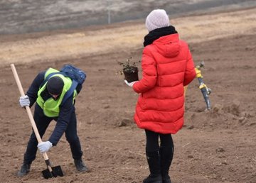 На Дергачевском полигоне высаживают тысячи деревьев и кустов  На Дергачевском полигоне высаживают тысячи деревьев и кустов