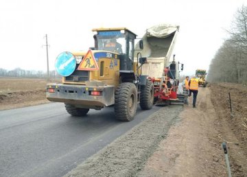 На дороге Дергачи - Пятихатки завершили укладку верхнего слоя асфальта На дороге Дергачи - Пятихатки завершили укладку верхнего слоя асфальта