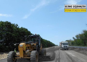 На дороге Киев – Харьков – Довжанский в направлении Полтавы асфальтируют правую проезжую часть