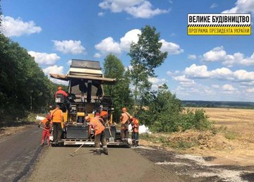 На дороге Пересечное - Березовское устроили 2 км верхнего слоя асфальтобетона На дороге Пересечное - Березовское устроили 2 км верхнего слоя асфальтобетона