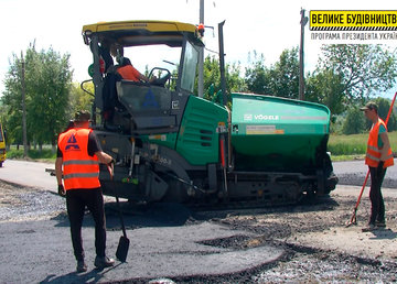 На дороге в поселок Элитное уложили нижний слой из асфальтобетонной смеси