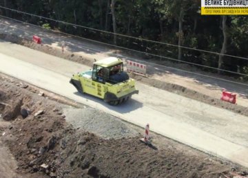 На дороге «Золочев - Максимовка» устроили 15 км выравнивающего слоя из асфальтобетона На дороге «Золочев - Максимовка» устроили 15 км выравнивающего слоя из асфальтобетона