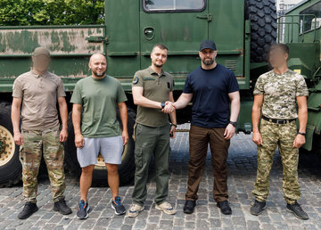 На фронт українським захисникам передали скандинавську вантажівку