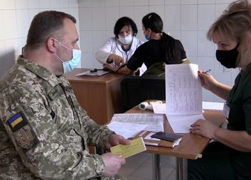 На Харьковщине начали вакцинировать от COVID-19 военных медиков На Харьковщине начали вакцинировать от COVID-19 военных медиков