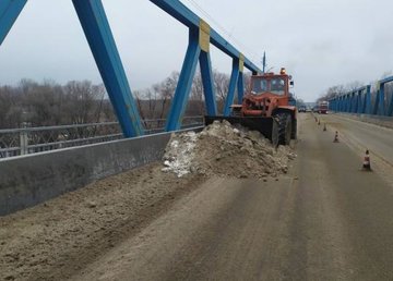 На Харьковщине от снега расчищено более тысячи километров дорог На Харьковщине от снега расчищено более тысячи километров дорог