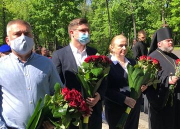 На Харьковщине почтили память жертв политических репрессий На Харьковщине почтили память жертв политических репрессий