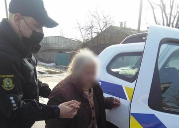 На Харьковщине полицейские офицеры общины оперативно разыскали пожилую женщину, которая вышла из дома и потерялась На Харьковщине полицейские офицеры общины оперативно разыскали пожилую женщину, которая вышла из дома и потерялась