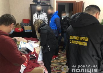 На Харьковщине полицейские пресекли преступную деятельность двух лиц, причастных к продаже наркотиков с использованием сети интернет На Харьковщине полицейские пресекли преступную деятельность двух лиц, причастных к продаже наркотиков с использованием сети интернет
