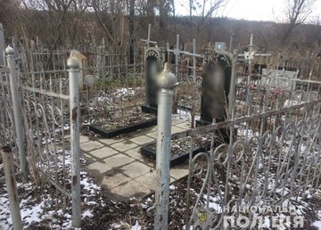 На Харьковщине полицейские разоблачили двух мужчин, которые совершали надругательства над могилами На Харьковщине полицейские разоблачили двух мужчин, которые совершали надругательства над могилами