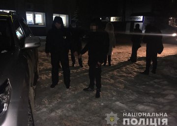 На Харьковщине полицейские задержали молодого человека, который ограбил женщину возле банка На Харьковщине полицейские задержали молодого человека, который ограбил женщину возле банка