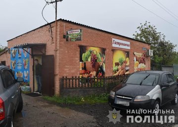 На Харьковщине полицейские задержали мужчину, который с ножом напал на продавщицу магазина и пытался завладеть деньгами из кассы На Харьковщине полицейские задержали мужчину, который с ножом напал на продавщицу магазина и пытался завладеть деньгами из кассы