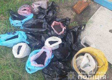 На Харьковщине участковые офицеры полиции изъяли у мужчины наркотики