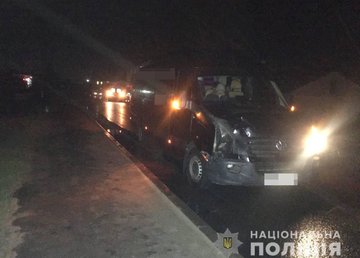 На Харьковщине водитель маршрутного автобуса насмерть сбил молодую женщину На Харьковщине водитель маршрутного автобуса насмерть сбил молодую женщину