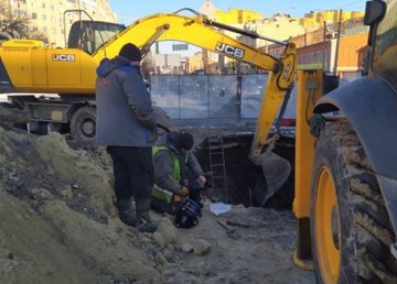 На Московском проспекте ликвидируют повреждение на трубопроводе 