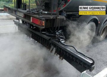 На мосту через Северский Донец выполняют работы по укладке монолитной железобетонной плиты На мосту через Северский Донец выполняют работы по укладке монолитной железобетонной плиты